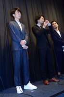 左から高橋一生、佐々木一平、二宮健。