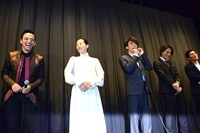 高橋一生（中央）の発言に笑う登壇者たち。