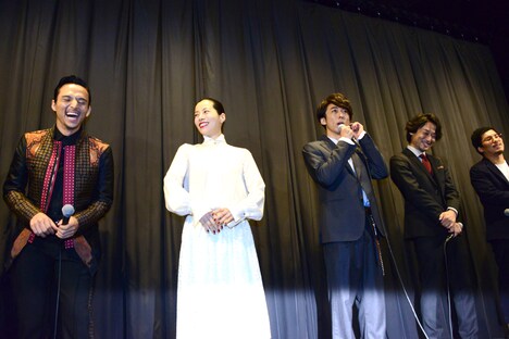 高橋一生（中央）の発言に笑う登壇者たち。