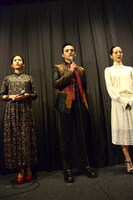 左から阿部純子、満島真之介、桜井ユキ。