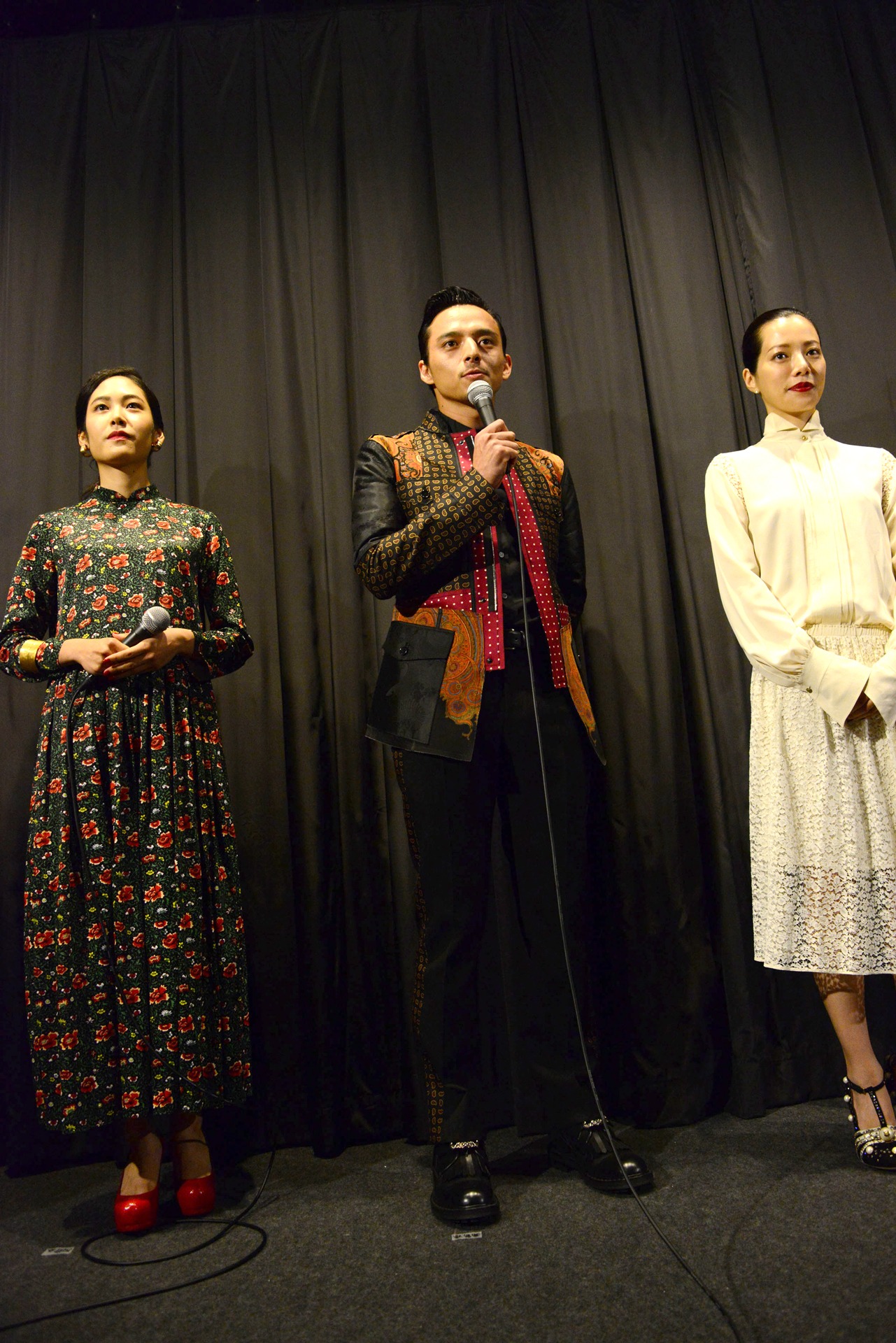 左から阿部純子、満島真之介、桜井ユキ。