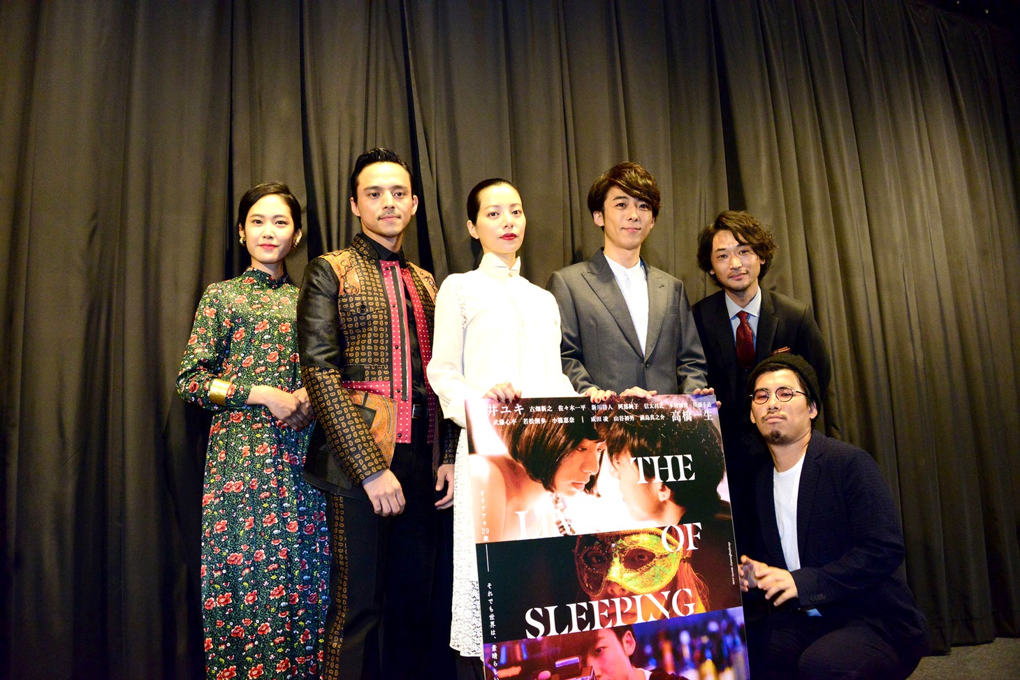 「THE LIMIT OF SLEEPING BEAUTY-リミット・オブ・スリーピング ビューティ」完成披露上映会の様子。左から阿部純子、満島真之介、桜井ユキ、高橋一生、佐々木一平、二宮健。