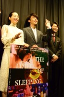 カメラに手を振る桜井ユキ（左）、高橋一生（中央）。