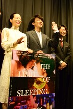 カメラに手を振る桜井ユキ（左）、高橋一生（中央）。