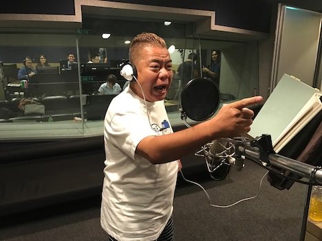 「レゴニンジャゴー ザ・ムービー」のアフレコに挑戦する出川哲朗。