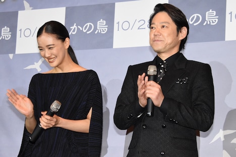 左から蒼井優、阿部サダヲ。