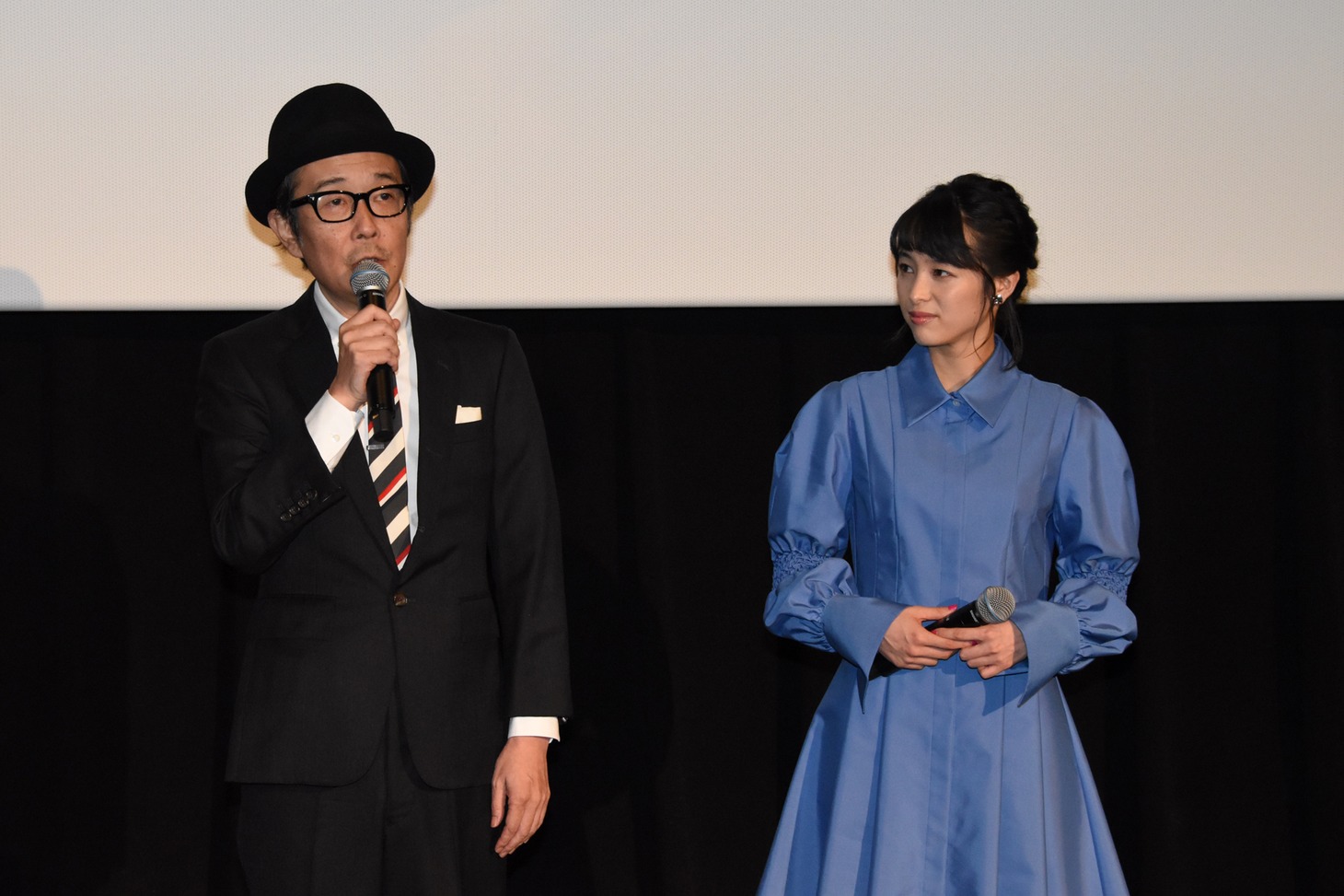 左からリリー・フランキー、清野菜名。