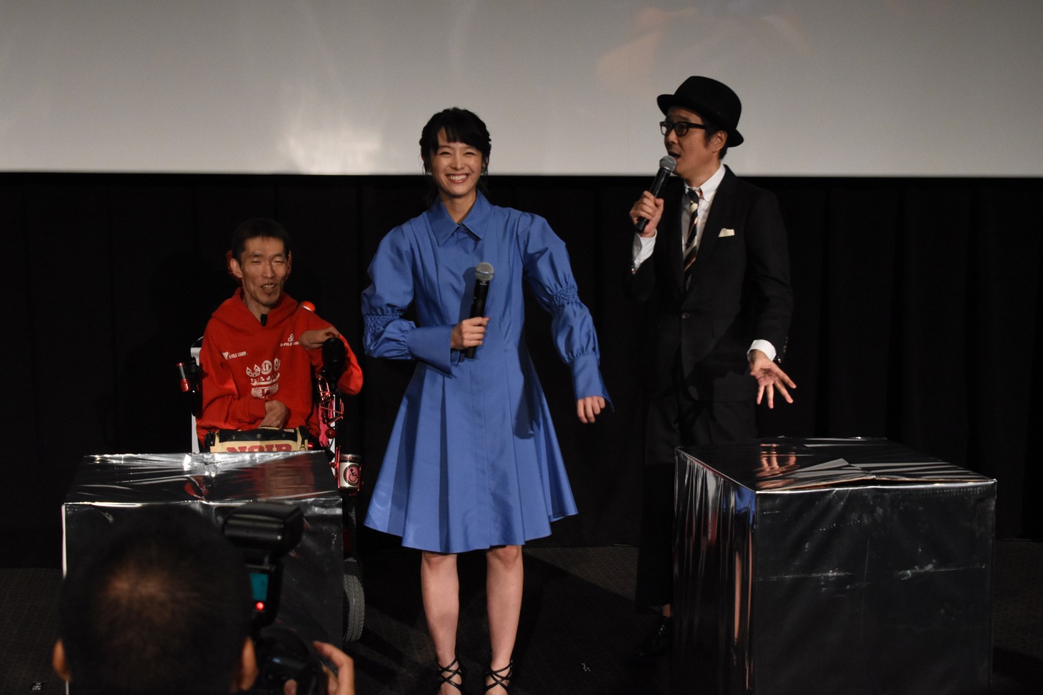 「パーフェクト・レボリューション」初日舞台挨拶の様子。