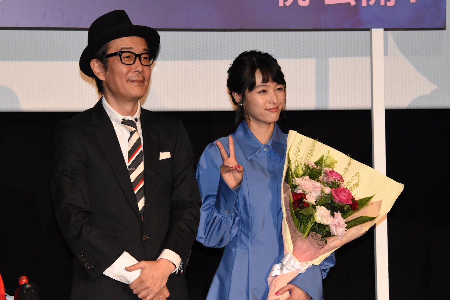 左からリリー・フランキー、清野菜名。