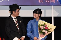 左からリリー・フランキー、清野菜名。