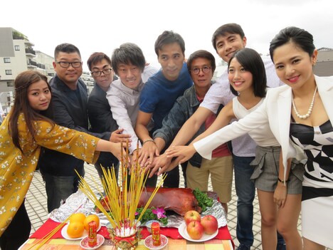 「LENS」撮影現場での記念写真。