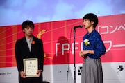 「狐のバラッド」で審査員特別賞を受賞した藤田千秋(左)と審査員の横浜聡子(右)。