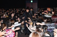 「亜人」初日舞台挨拶の様子。