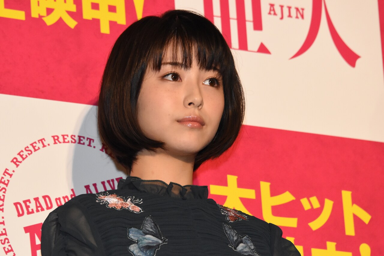 城田優（右）に耳打ちする綾野剛（中央）。 [画像・動画ギャラリー 13