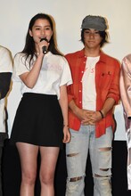 左から柿木アミナ、村上虹郎。