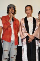 左から村上虹郎、渡辺真起子。