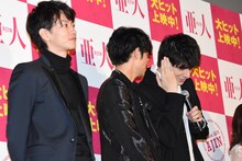 城田優（右）に耳打ちする綾野剛（中央）。