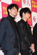 左から佐藤健、綾野剛。