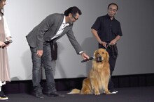 大塚明夫にマイクを向けられるゼウス。