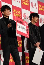 左から佐藤健、綾野剛。