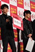 左から佐藤健、綾野剛。