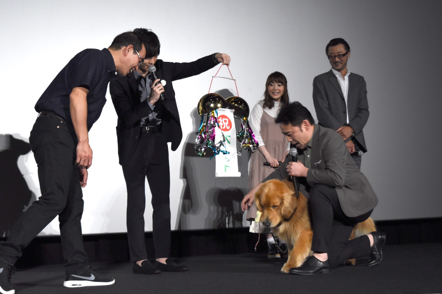 くす玉割りに成功したゼウス。