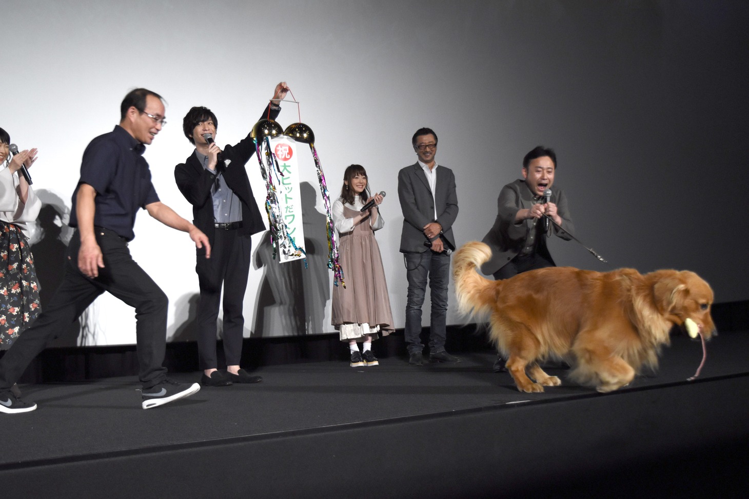 くす玉割りに成功した勢いで、客席へ飛び降りるゼウス。