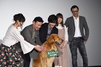 ゼウスをなでるキャストたち。