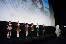 「劇場版 響け！ユーフォニアム～届けたいメロディ～」初日舞台挨拶の様子。左から黒沢ともよ、朝井彩加、豊田萌絵、安済知佳、寿美菜子、小川太一、チューバくん。