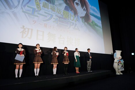 「劇場版 響け！ユーフォニアム～届けたいメロディ～」初日舞台挨拶の様子。左から黒沢ともよ、朝井彩加、豊田萌絵、安済知佳、寿美菜子、小川太一、チューバくん。