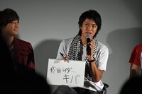 「役者・プロレスラーを目指すきっかけとなったライダーは？」というテーマで話す井上正大。