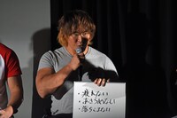 「自分にとってヒーローとは？」というテーマで話す棚橋弘至。