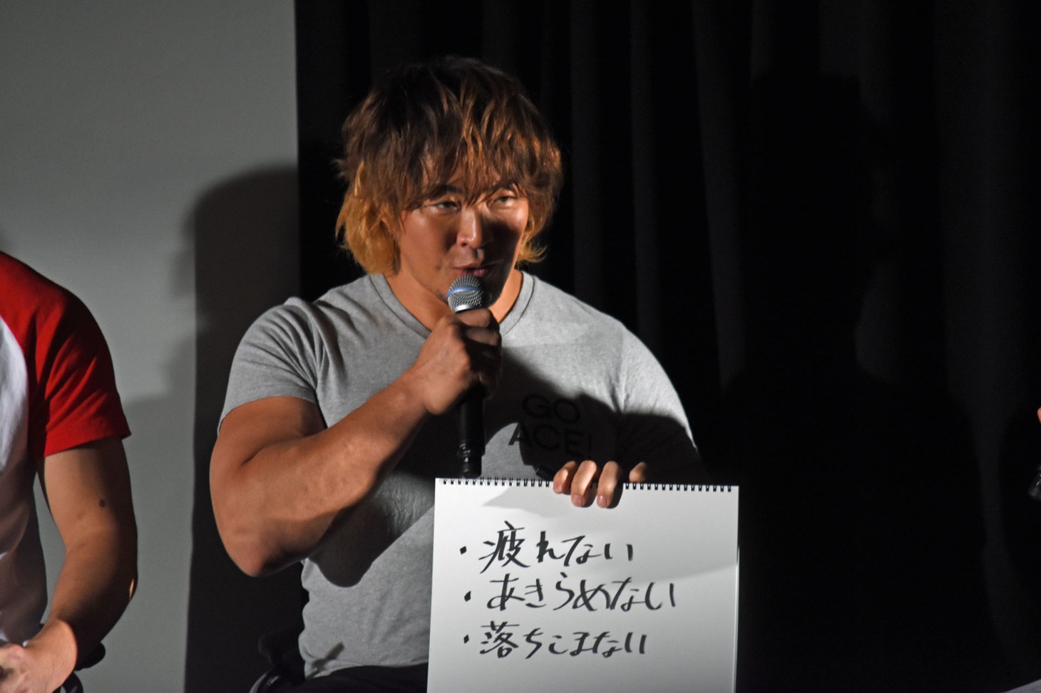 「自分にとってヒーローとは？」というテーマで話す棚橋弘至。