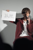 「自分がヒーローになって感じたこと」というテーマで話す渡部秀。