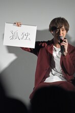 「自分がヒーローになって感じたこと」というテーマで話す渡部秀。