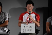 「自分がヒーローになって感じたこと」というテーマで話す成田蓮。