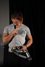 仮面ライダーコレクションの一部を披露する棚橋弘至。