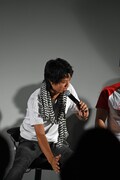 成田蓮の決めポーズを考える井上正大。