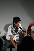 成田蓮の決めポーズを考える井上正大。