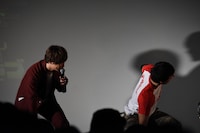 成田蓮の決めポーズを考える登壇者たち。