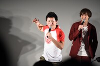 成田蓮の決めポーズを考える登壇者たち。