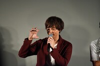 成田蓮の決めポーズを考える渡部秀。