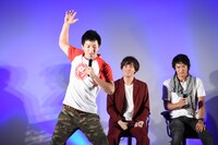 決めポーズを披露する成田蓮（手前）。