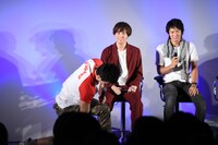 決めポーズを披露する成田蓮（手前）。