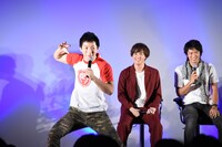 決めポーズを披露する成田蓮（手前）。