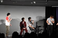 成田蓮の決めポーズをうらやましがる棚橋弘至（右端）。