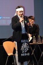 ハチマキとサロンで寿司職人風の身なりになったシェルワン・ハジ。