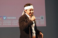 ハチマキとサロンで寿司職人風の身なりになったシェルワン・ハジ。