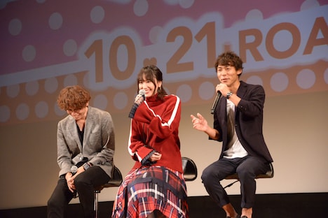 「ミックス。」試写会にて、左から石川淳一、新垣結衣、川口陽陽。