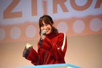 プロ選手のラリーを間近で見て、興奮する新垣結衣。